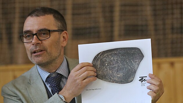 Archeolog Moravskho zemskho muzea v Brn Petr Neruda popisuje detaily uniktnho nho valounu s rytinami zvat, kter byl objeven v ostravskm obvodu Holkovice.