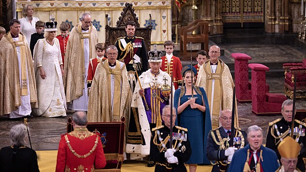 Penny Mordauntov dr sttn me a kr ped krlem Karlem III. bhem jeho korunovanho obadu ve Westminsterskm opatstv v Londn. (6. kvtna 2023)