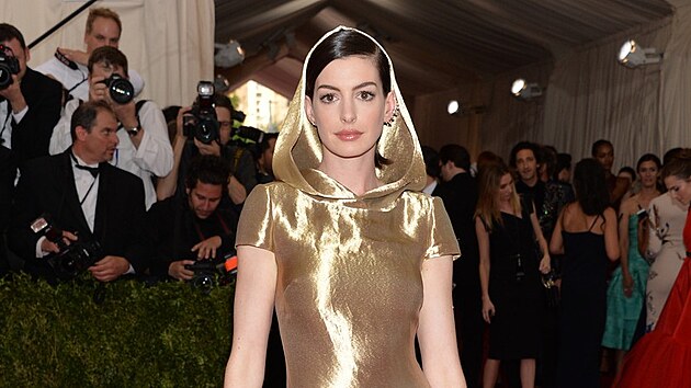 Jednoduch, ale efektn rba Anne Hathaway, rok 2015