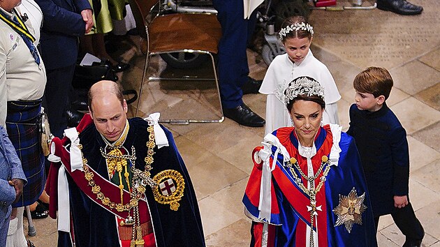 Princ a princezna z Walesu oblkli ceremoniln plt. Princeznin drdol ozdoben stbrnou elenkou bude zcela jist jednm z nejpropranjch mdnch poin cel korunovace.