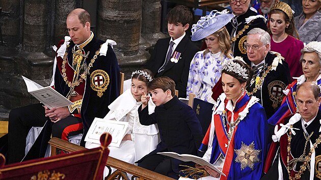 Rodina prince z Walesu a vvoda s vvodkyn z Edinburghu zabrali prvn adu lavic ve Westminsterskm opatstv.
