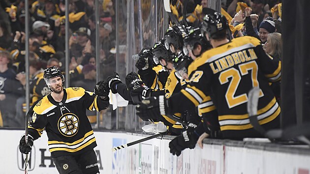 David Krejčí (vlevo) slaví trefu Boston Bruins.
