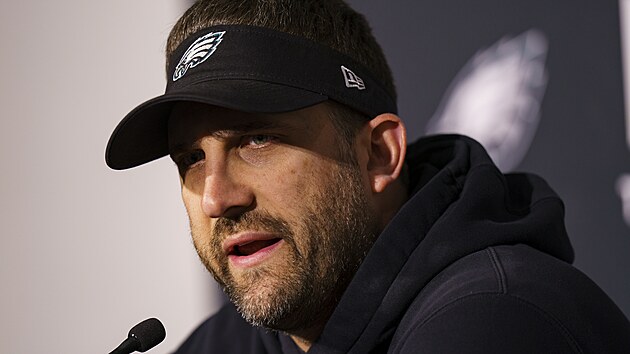 Trenr Nick Sirianni na tiskov konferenci Philadelphia Eagles