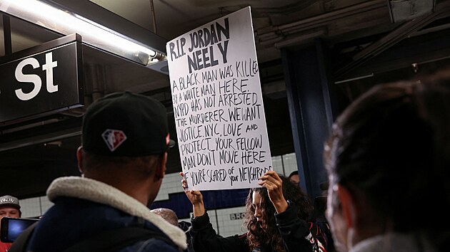 Ve stedu odpoledne se ve stanici metra v New Yorku, kde Neely zemel, sela skupina protestujcch. (3. kvtna 2023)