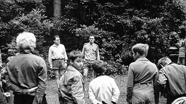 Čas na lelkování během tří táborových týdnů u Ostroměře chlapci příliš neměli. Snímek je z léta 1973.