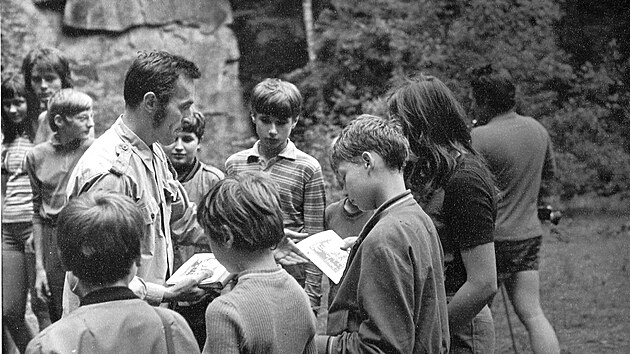 Akela neboli vedoucí Lvíčat Jiří Koblížek s dětmi na táboře, 1971
