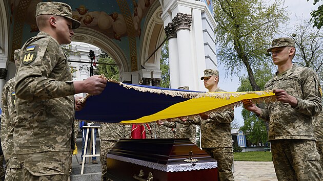 Ukrajint vojci se v ptek rozlouili s americkm vojenskm veternem Christopherem Jamesem Campbellem, kter ped mscem zahynul v urputnch bojch u vchodoukrajinskho Bachmutu. (5. kvtna 2023)