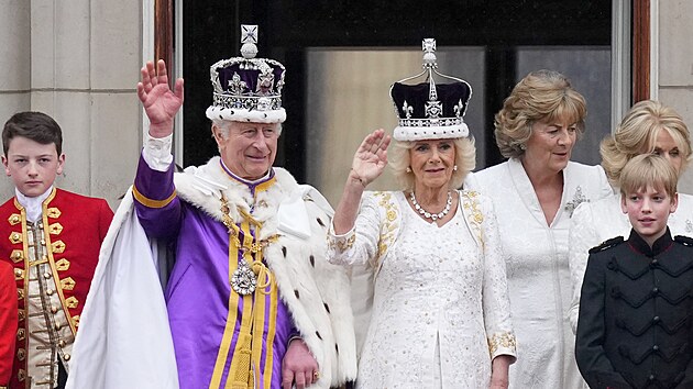 erstv korunovan krl Karel III. a krlovna Camilla pozdravili lidi z balknu...