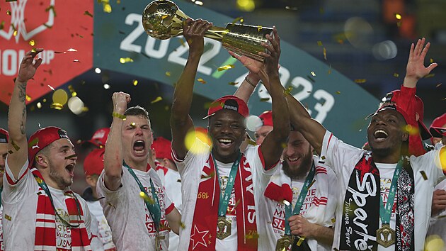 Sl�visti�t� fotbalist� se raduj� z triumfu v poh�ru. S trofej� juch� Ibrahim...