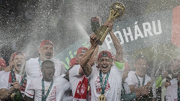 Slávistití fotbalisté se radují z triumfu v poháru.