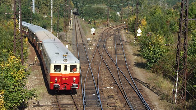 Souprava Klubu železničních cestovatelů v čele s motorovým vozem M 262 opouští trať z Nákladového nádraží Žižkov (21. září 2009). GPS: 50.0855831N, 14.4817917E