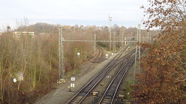 V těchto místech v Malešicích odbočovala kolej k Nákladovému nádraží Žižkov. Trať byla odpojena od železniční sítě v roce 2019. GPS: 50.0852128N, 14.5171619E