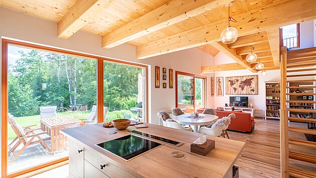 Kuchyn� je v�rna stylu p��rodn�ch barev a textur a hladce zapad� do celkov� kompozice otev�en�ho obytn�ho prostoru.