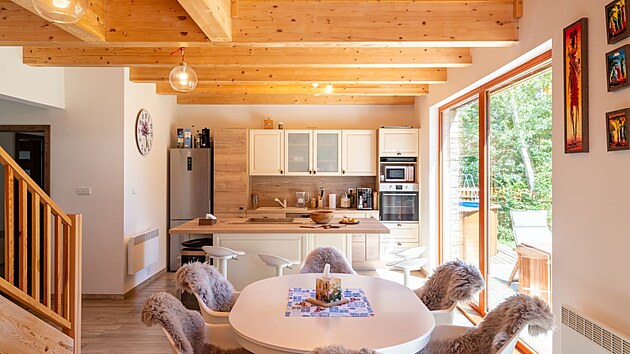 B�l� j�deln� souprava s ov�ln�m d�ev�n�m stolem a rounem
opat�en�mi pohodln�mi �idlemi p�edstavuj� jemn� p�ed�l mezi z�nou va�en� a odpo�inku. 