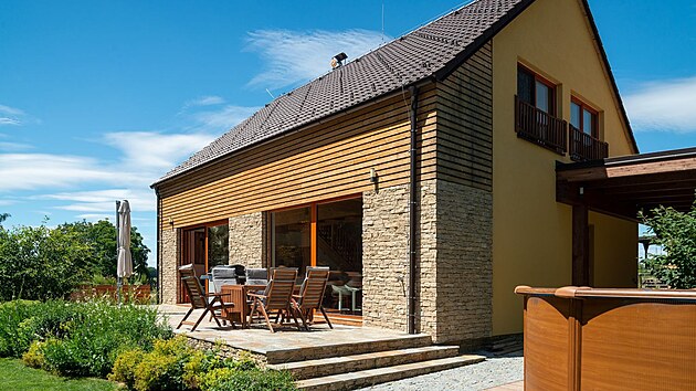 Proto�e si majitel� zvolili d�evo jako p��rodn� materi�l, sna�ili se i zahradu koncipovat co nejv�ce p�irozen�. 