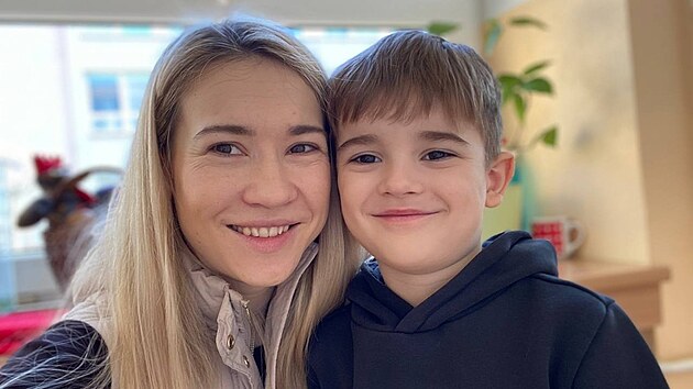 Anna Rybak se starším synem Nazarem. Ten měl v září nastoupit do školy, ale...