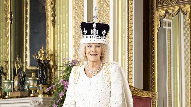 Královna Camilla na oficiálním portrétu po korunovaci (Londýn, 6. května 2023)