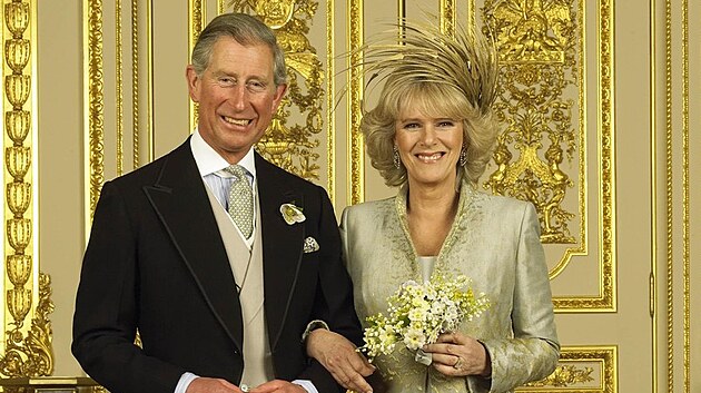 Princ Charles a Camilla Parker-Bowlesová na oficiální svatebním portrétu (Windsor, 9. dubna 2005)