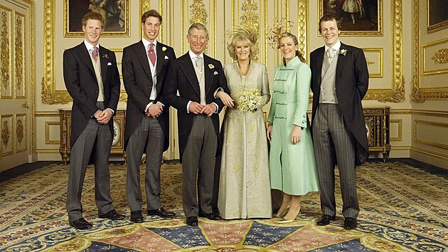Princ Harry, princ William, princ Charles, Camilla Parker-Bowlesová, Laura Parker-Bowlesová a Tom Parker-Bowles na oficiální svatebním portrétu královnina syna (Windsor, 9. dubna 2005)
