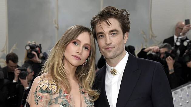 Suki Waterhouse a Robert Pattinson na Met Gala (New York, 1. kvtna 2023)
