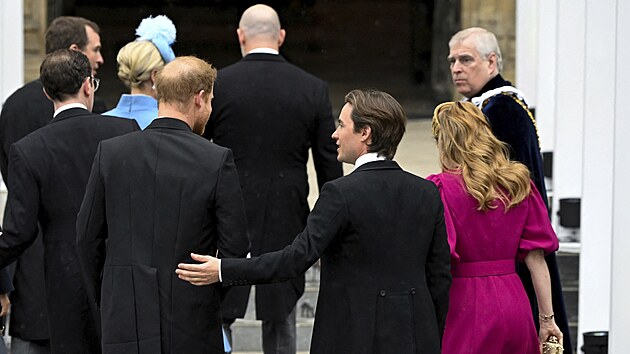 Princ Harry a Edoardo Mapelli Mozzi na korunovaci britskho krle Karla III....