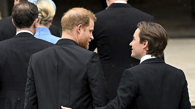 Princ Harry a Edoardo Mapelli Mozzi na korunovaci britskho krle Karla III....