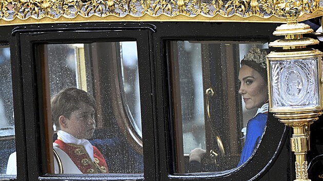 Princ George a princezna Kate po korunovaci britskho krle Karla III. pi...