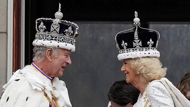 Britsk krl Karel III. a krlovna Camilla po korunovaci (Londn, 6. kvtna...