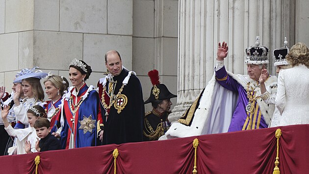 Britsk krlovsk rodina na balkonu Buckinghamskho palce po korunovaci krle...
