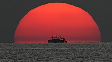 Rybářská loď a zapadající slunce v Jihočínském moři (20. dubna 2023) | na serveru Lidovky.cz | aktuální zprávy