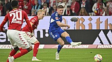 Marius Bulter ze Schalke skóruje na h�i�ti Mohu�e.