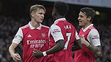 Martin Odegaard (vlevo) Bukayo Saka a Jakub Kiwior z Arsenalu oslavují gól...