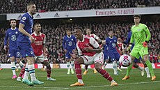Obránce Gabriel z Arsenalu lituje zahozené ance v utkání proti Chelsea.