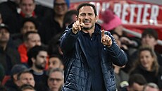 Frank Lampard diriguje hráe Chelsea.