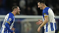 Alexis Mac Allister (vlevo) a Lewis Dunk z Brightonu slaví vít�zství nad...