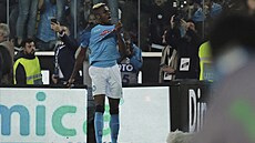 Victor Osimhen z Neapole oslavuje sv�j gól na h�i�ti Udine.