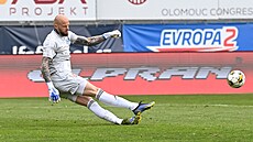 Branká� Matú� Macík z Olomouce.