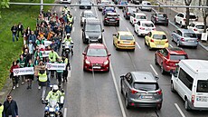 Pochod aktivist Brnem za zklidnní dopravy a sníení rychlosti na 30 kilometr...