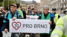Pochod aktivistů Brnem za zklidnění dopravy a snížení rychlosti na 30 kilometrů...