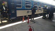 Ze Smíchovského nádraží v Praze museli hasiči kvůli kouři z vagonu evakuovat...