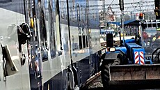 V nádraží v Chebu se srazil vlak s bagrem. (7. května 2023)