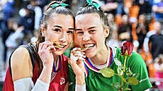 Volejbalistky (zleva) Lucie mardová a Kateina Kuníková z KP Brno slaví...