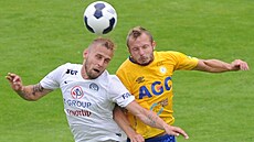 Petr Reinberk (vlevo) v ligovém zápase proti Teplicím, vpravo Tomá Vondráek.