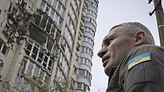 Kyjevský starosta Vitalij Kličko stojí před obytným domem poškozeným dronem,... | na serveru Lidovky.cz | aktuální zprávy