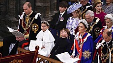 Zleva v první ad britský princ William, princezna Charlotte, princ Louis,...