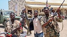 Písluníci súdánské armády pózují na základn ve mst Port Súdán u Rudého...