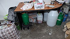 P�i prohlídkách policisté zajistili 400 gram� pervitinu, 400 gram� efedrinu,...