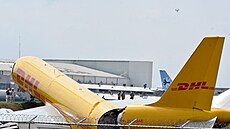 Nákladní letadlo spole�nosti DHL po nouzovém p�istání na mezinárodním leti�ti...