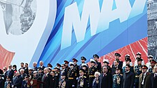 Ruský prezident Vladimir Putin pronáí projev bhem vojenské pehlídky v...