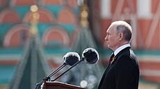 Ruský prezident Vladimir Putin pronáší projev během vojenské přehlídky ke Dni...